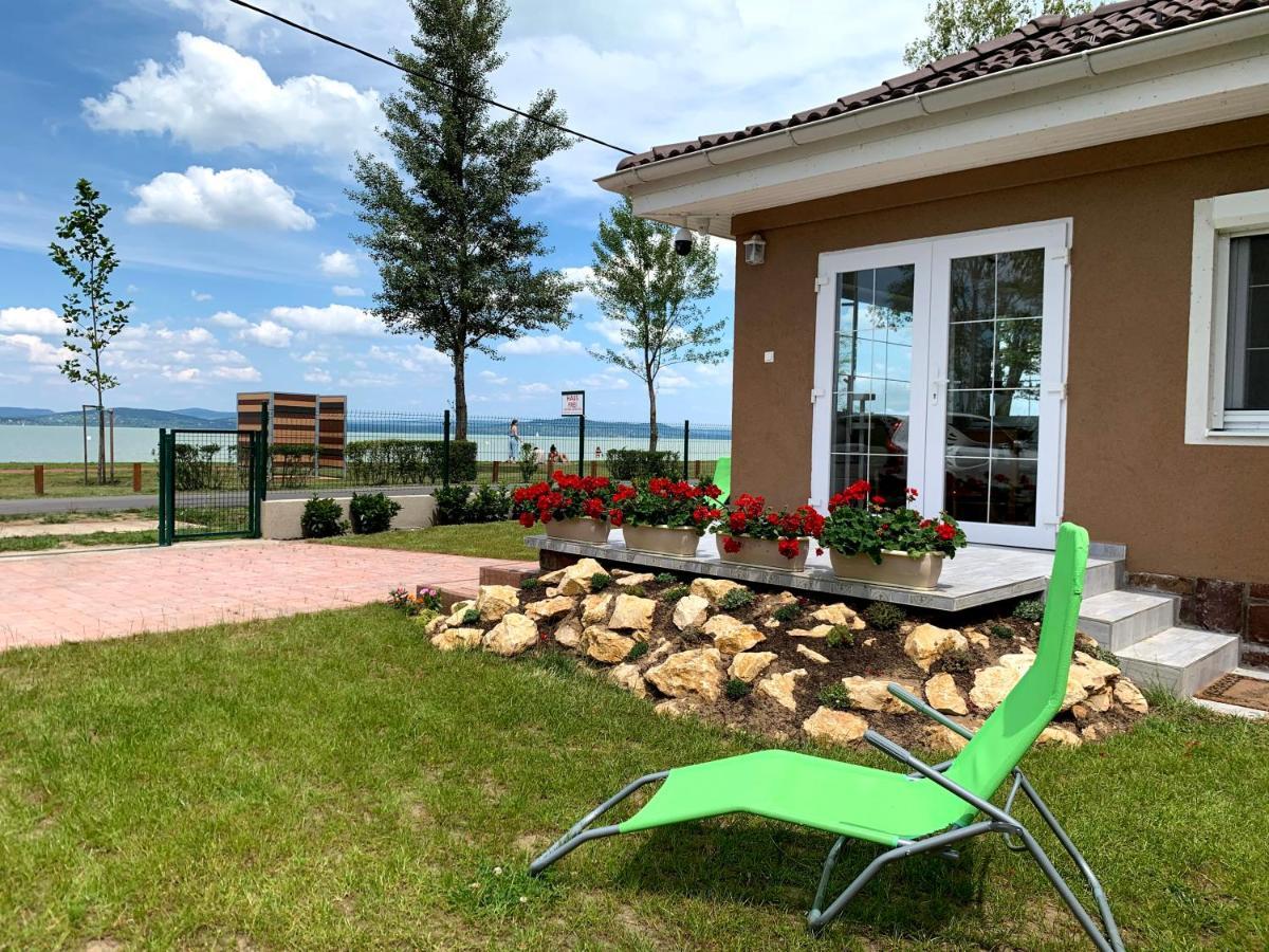 Exclusive Beachfront Villa Fonyód Exteriör bild